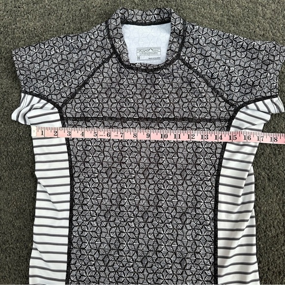 Womens Patagonia Micro Swell Short-Sleeve Rashguard - Size Medium - Picture 6 of 7